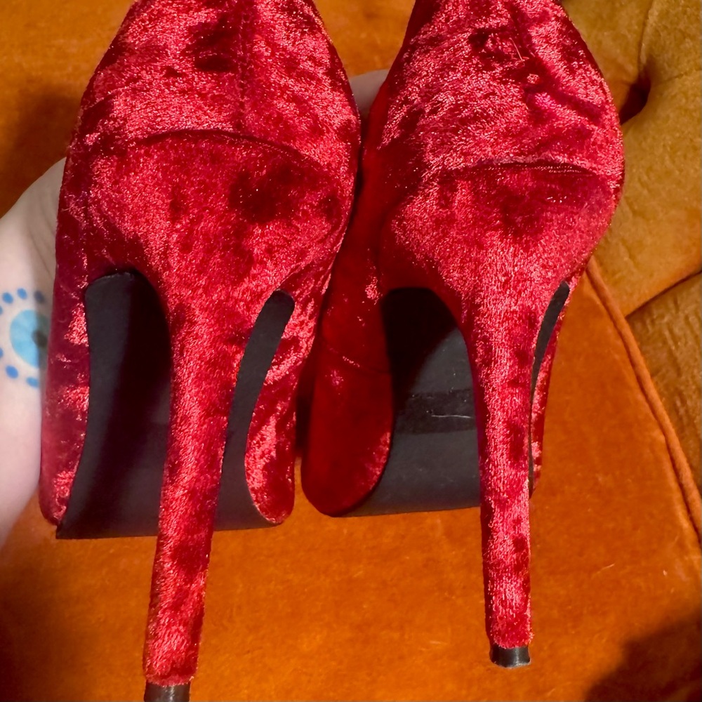 Elegant Red Velvet Heels with beaded insects - dragonfly - Picture 6 of 8